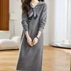 Vestido Tricot Gola Polo Outono/Inverno 2026 Estilo Coreano para Mulheres, Comprimento Médio, Caimento Solto, Emagrecedor, com Cachecol de Seda Vestido Suéter