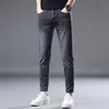 Jeans negros y grises de alta gama para hombre de Hong Kong, nuevos pantalones largos casuales ajustados elásticos de otoño e invierno 2026, modernos