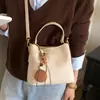 Bolsa Tote Pequeña Diversa para el Día Laboral para Mujer 2026 Nuevo Otoño Retro para Viajar al Trabajo Bolso de Hombro Único Versátil Bolso Cruzado Tipo Cubo