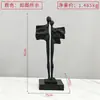Escultura moderna minimalista de metal con figuras que se abrazan, adecuada para exhibir en apartamentos modelo, entradas, con base de mármol, retrato abstracto y utilizada como decoración del hogar.