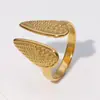 Anillo de acero de titanio europeo y americano de nicho con diseño de ala creativa, estilo personalizado, chapado en oro, no se decolora, de extremo abierto, anillo de acero inoxidable impermeable