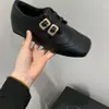 Hebilla tallada retro que aumenta la altura 2026 Mocasines slip-on estilo británico cálidos con felpa zapatos pequeños de cuero