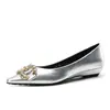 Zapatos de Tacón Cuña Punta Fina 3685-K77 con Hebilla de Metal y Pedrería, Mocasines Versátiles de Gamuza de Boca Baja, Zapatos para Mujer para el Trabajo