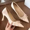 Primeiro Encontro: Sapatos rasos elegantes estilo francês com laço e bico fino, saltos agulha femininos, sapatos de noiva, sapatos para damas de honra, saltos altos formais