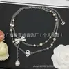 Corrente de suéter com letras duplas C inspirada em Chanel, estilo transfronteiriço novo de 2026, autêntica com etiqueta, laço de pérola, atacado direto da Chanel