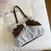 Bolsa de tela con lazo fresca estilo francés temperamento pequeño sensación de alta gama elegante gran capacidad literaria para el trabajo diario bolsa de mano de lunares