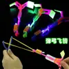 Fabricantes vendem flechas de estilingue luminosas foguetes de ejeção de luz azul brinquedos barraca de brinquedos pequenos em Yiwu vendendo atacado