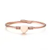 Pulsera de cable de acero con forma de corazón en stock del fabricante, brazalete de acero de titanio para mujer, no se decolora, joyería de moda y simple con forma de corazón al por mayor
