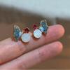 Pendientes de mariposa con esmalte pintado, diseño de nicho femenino, pequeños pendientes de ópalo con flores, únicos y versátiles, nuevos pendientes