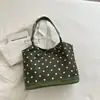 Bolso retro de lunares para mujer, nuevo bolso de hombro casual para el otoño/invierno 2026, gran capacidad, bolso tote versátil