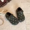 Sandálias Birkenstock de Bolinhas Estilo Coreano para Meninas Novidades Outono/Inverno 2026 Sapatos Individuais Casuais Versáteis para Meninas Pequenas Sapatos Pequenos de Couro com Forro de Pelúcia