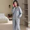 Pijama de manga larga y pierna larga en stock para mujer, nuevo estilo de otoño, diseño dulce de dibujos animados, cuello redondo, estilo pullover, se puede usar como ropa exterior, ropa de estar de algodón, juego de dos piezas