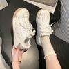 Zapatos Blancos Feos Lindos con Recortes y Suela Gruesa para Entrenamiento Moral de Mujeres Verano 2025 Nuevo Chic Nicho Estudiantes Tenis Deportivos Transpirables