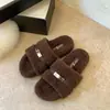 Pantuflas de felpa para mujer, tipo slip-on, para usar en exteriores, adecuadas para combinar con faldas, pantuflas de algodón con hebilla metálica, nuevo modelo Otoño/Invierno 2026