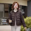 Jaqueta de Algodão com Penas de Inverno para Mãe, Estilo Curto Leve para Mulheres Baixas, Casaco Elegante para Mulheres de Meia-Idade e Idosas, Casaco de Algodão com Capuz Feminino