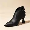 Promoção Quente 2026 Outono/Inverno Novidades Botas de Cano Curto Femininas Bico Fino Salto Agulha Alto Antiderrapante Mais Veludo Couro Macio Botas Casuais Femininas