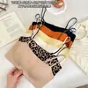 Lingerie feminina sem costura estilo francês com estampa de leopardo, apresentando alças finas, decote de um ombro, sutiã embutido e design sem costas.