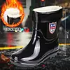 Botas de chuva impermeáveis, resistentes ao desgaste e antiderrapantes, de cano médio, com solas grossas, disponíveis em tamanhos grandes, resistentes a óleo e forradas com fleece para uso no inverno.