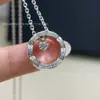 Collar Coco de Alta Gama Estilo Chanel para Mujer, Patrón Acolchado con Incrustaciones de Diamantes, Chapado en Oro Rosa de 18K, Cadena Ligera de Lujo para Suéter