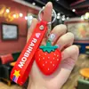 Popular accesorio de llavero de fruta de cuero sintético con diseño único, lindo dije de fresa y aguacate para bolso