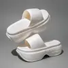 Chinelos com Sola Super Grossa para Mulheres, Novo Estilo de Verão, Sandálias de Exterior Antiderrapantes de Eva para Casa, Chinelos Slip-On Femininos