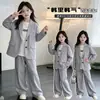 Elegante y moderno conjunto de traje para niñas, nueva colección primavera/otoño 2026, popular entre las influencers, moderno traje de dos piezas con pantalones para niños