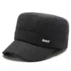 Nuevos estilos de invierno para hombres de mediana edad y mayores: Sombreros de cuero cálidos, forrados de polar y engrosados, con protección para los oídos y una visera tipo pico de pato, diseñados para mantener abrigados a los ancianos y abuelos en climas fríos.
