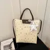 Bolsa Tote Ombro Feminina Grande Capacidade Estilo Coreano Moda Personalizada 2026 com Pingentes Decorativos para Comerciantes Transfronteiriços de Comércio Exterior