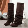 Botas de Salto Bloco Bico Fino Estilo Europeu 2026 Femininas Outono Inverno Camurça Botas de Cano Alto Botas de Cavaleiro Aparência Elevada Botas Longas Emagrecedoras