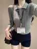 Suéter tejido suave y acogedor con textura estilo Miu para mujer, otoño e invierno, cuello polo, corte ajustado, top corto