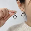 Pendientes geométricos sencillos y versátiles con diamantes para mujer, pendientes de botón de moda para el día a día, pendientes vintage franceses en el color de la imagen, acero inoxidable