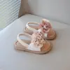 Chinelos Planos para Meninas de Primavera e Outono, Novos Sapatos de Moda Versáteis para Exterior para Bebês, Sapatos de Praia Macios para Meninas