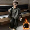 Conjunto de Terno Xadrez Outono e Inverno para Meninos 26 Novo Estilo Estilo Coreano Criança Descolada Jaqueta com Forro de Lã Inverno Conjunto de Três Peças