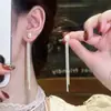 Pendientes Largos con Borlas Atmósfera Otoño/Invierno 2025 Lujo Ligero Diseño de Alta Gama Pendientes de Botón Brillantes Pendientes Largos Accesorios