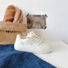 Baikuang, estilo coreano 2023, nuevos zapatos de mujer de alta gama, zapatos de tablero de estrella de moda que combinan con todo, zapatos blancos planos de nicho estilo Hong Kong