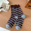 Calcetines Retro a Rayas con Botón Decorativo para Mujer de Otoño e Invierno, Calcetines sin Costuras de Media Pantorrilla, Calcetines Holgados Versátiles de Estilo Coreano de Moda para Ropa de Abrigo
