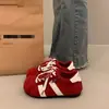 Zapatillas deportivas de entrenamiento alemanas rojas tipo Birkenstock de suela gruesa versátiles para mujer, nuevas zapatillas deportivas casuales populares para otoño de 2026 para mujer