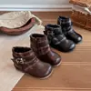 Botas de Moda Infantil 2026 Estilo Inverno para Bebês e Crianças Botas Martin Retrô Aveludadas Dupla Camada de Algodão Botas de Cano Baixo Estilo Britânico para Meninas