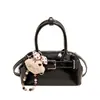 Bolso cruzado nuevo modelo 2026 estilo coreano transfronterizo, simple, con diseño único, hebilla de cinturón, bolso tipo concha para llevar en la mano, versátil para mujeres