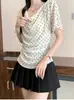 Camiseta corta de manga corta con lunares estilo dulce y cuello acampanado, nicho, rejuvenecedora, para mujer, nuevo lanzamiento verano 2026, top plisado versátil ajustado