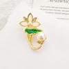 Broche de aleación con delicada hoja de loto verde y ramillete de temperamento de perla para mujer, broche con alfiler de aceite con gota de placa, venta al por mayor