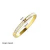 Pulsera de Acero Titanio con Incrustaciones de Diamantes Estilo Nuevo 2026 para Mujer, Diseño de Nicho Moda Europea y Americana, Joyería de Acero Inoxidable Ligera de Lujo y de Alta Gama para la Mano