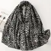 Bufanda de 32s Gruesa con Tacto de Lino Algodón Similar al Satén Bufanda de Seda Comercio Exterior Estampado en Caliente Estampado de Leopardo Salvaje Estilo Europeo Americano Chal Estampado Venta al por Mayor