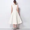 Foto Real de um Elegante Vestido de Cetim Acinturado, Sem Mangas, Linha A, para Mulheres, com Gola Redonda, Apliques de Strass, Cintura Marcada, Efeito Emagrecedor e Barra Larga
