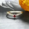 Anel simples de prata de lei S925 Yinyiyuan com diamante vermelho para mulheres, elegante e requintado, popular na Europa e na América, best-seller transfronteiriço, anel empilhável