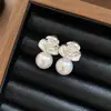 Pendientes de flor de perla con aguja de plata vintage francés, pendientes de lujo ligero de alta gama con un diseño único, accesorios de oreja versátiles