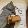 Comercio Exterior Transfronterizo Otoño e Invierno 2025 Nuevo Estilo Bolso de Mano de Alta Gama y Bolso Cruzado con Combinación Retro de Gamuza y Lana de Cordero