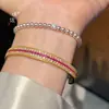 El Mismo Estilo de Pulsera de Oro Arena con Tres Filas de Diamantes y Rosa Roja Brillante de la Tienda de Oro Puzuo Es una Pulsera de Hebilla de Alta Gama para Tu Novia