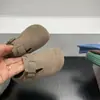 Outono 2026 Novo Sapato Infantil Retro Birkenstock de Camurça com Solado Macio Estilo Coreano Sapatos Casuais de Couro para Meninas com Fivela de Metal