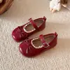 Sapatos de princesa para crianças, nova coleção primavera/outono 2026, sapatos de couro branco, estilo Mary Jane, sapatos de sola macia para meninas pequenas, sapatos de um só fecho